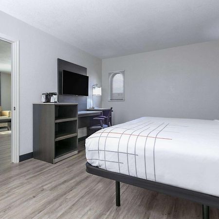 La Quinta Inn By Wyndham Dallas Uptown Exterior photo