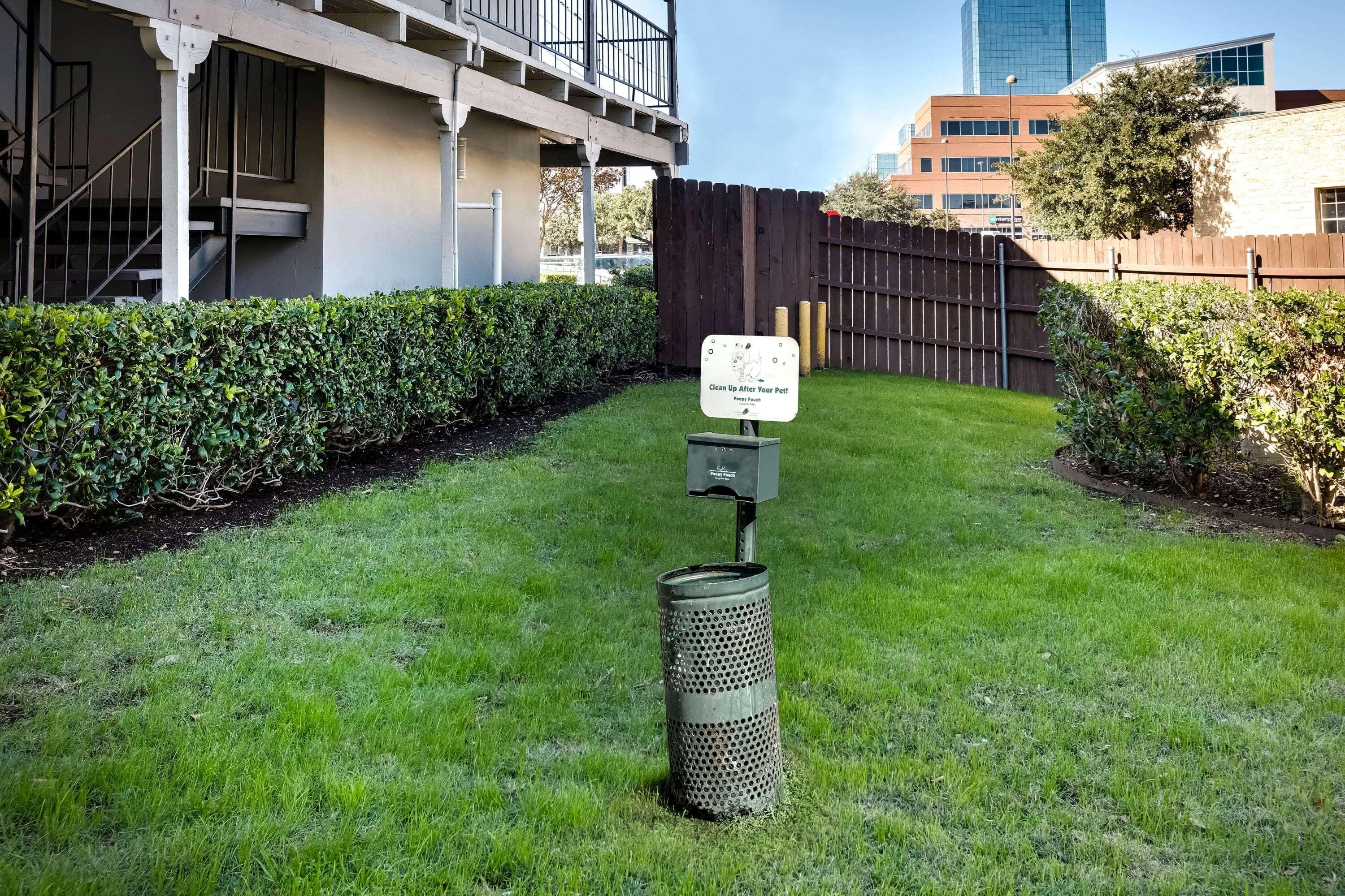 La Quinta Inn By Wyndham Dallas Uptown Exterior photo