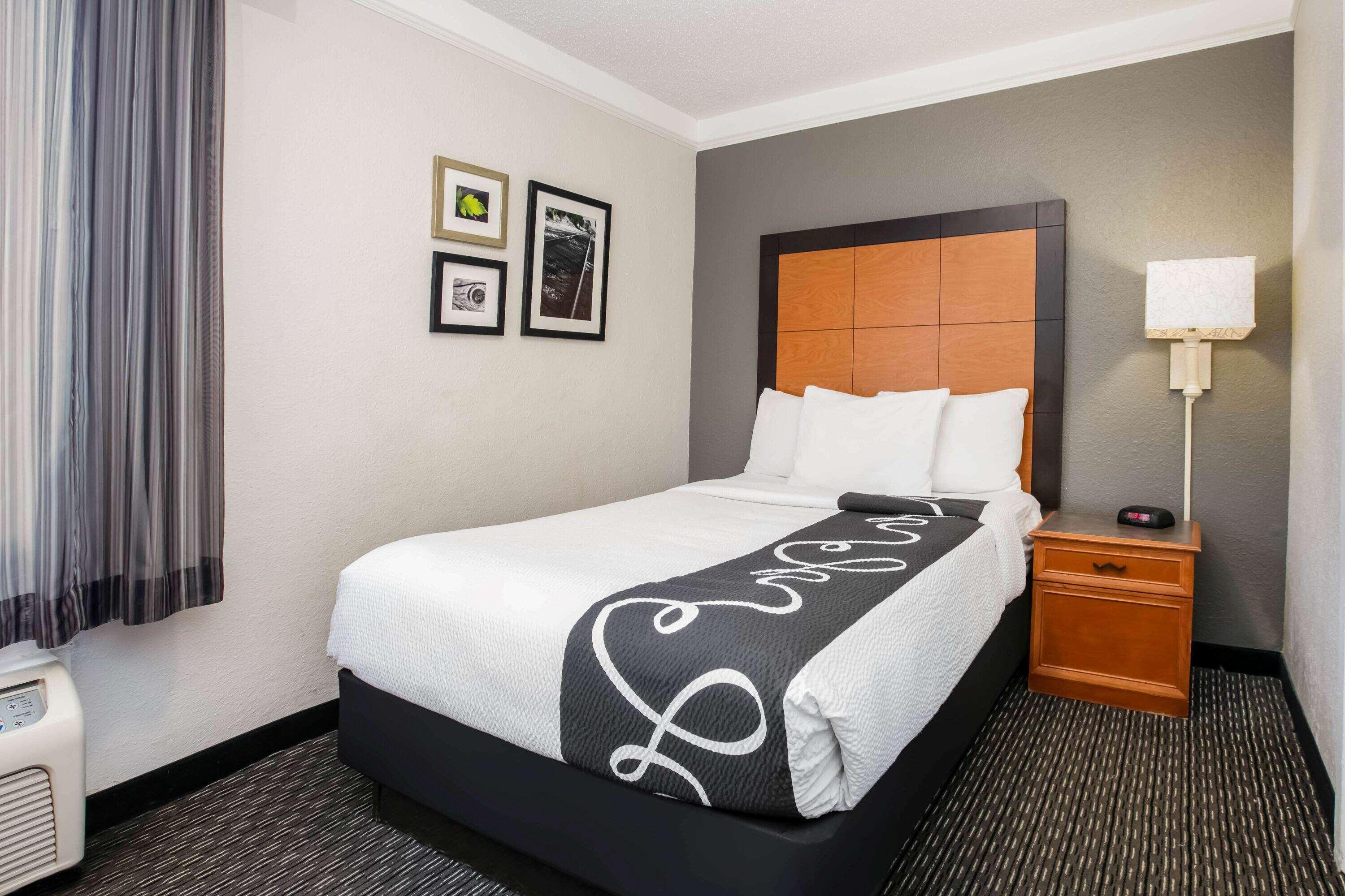 La Quinta Inn By Wyndham Dallas Uptown Exterior photo