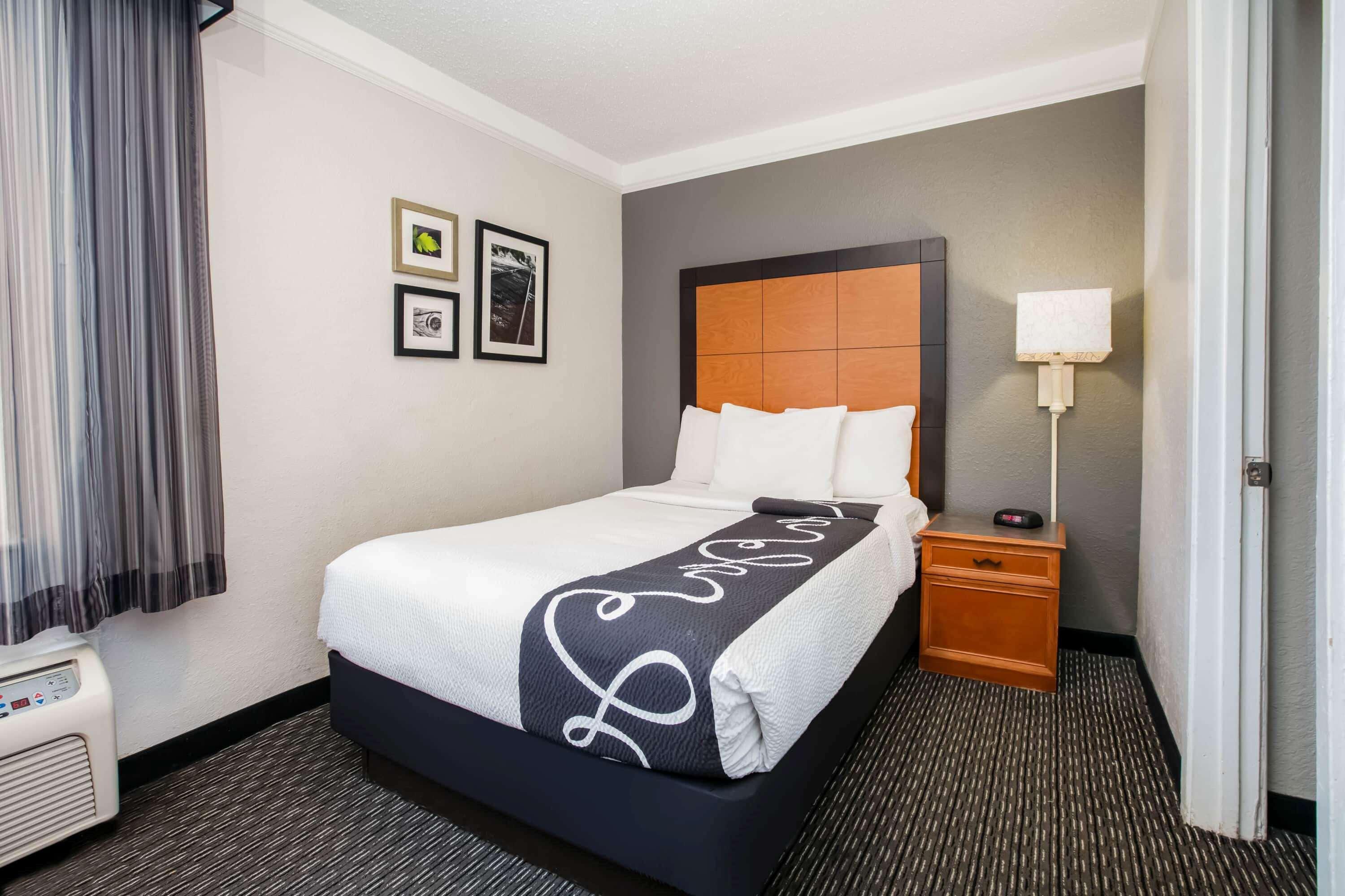 La Quinta Inn By Wyndham Dallas Uptown Exterior photo