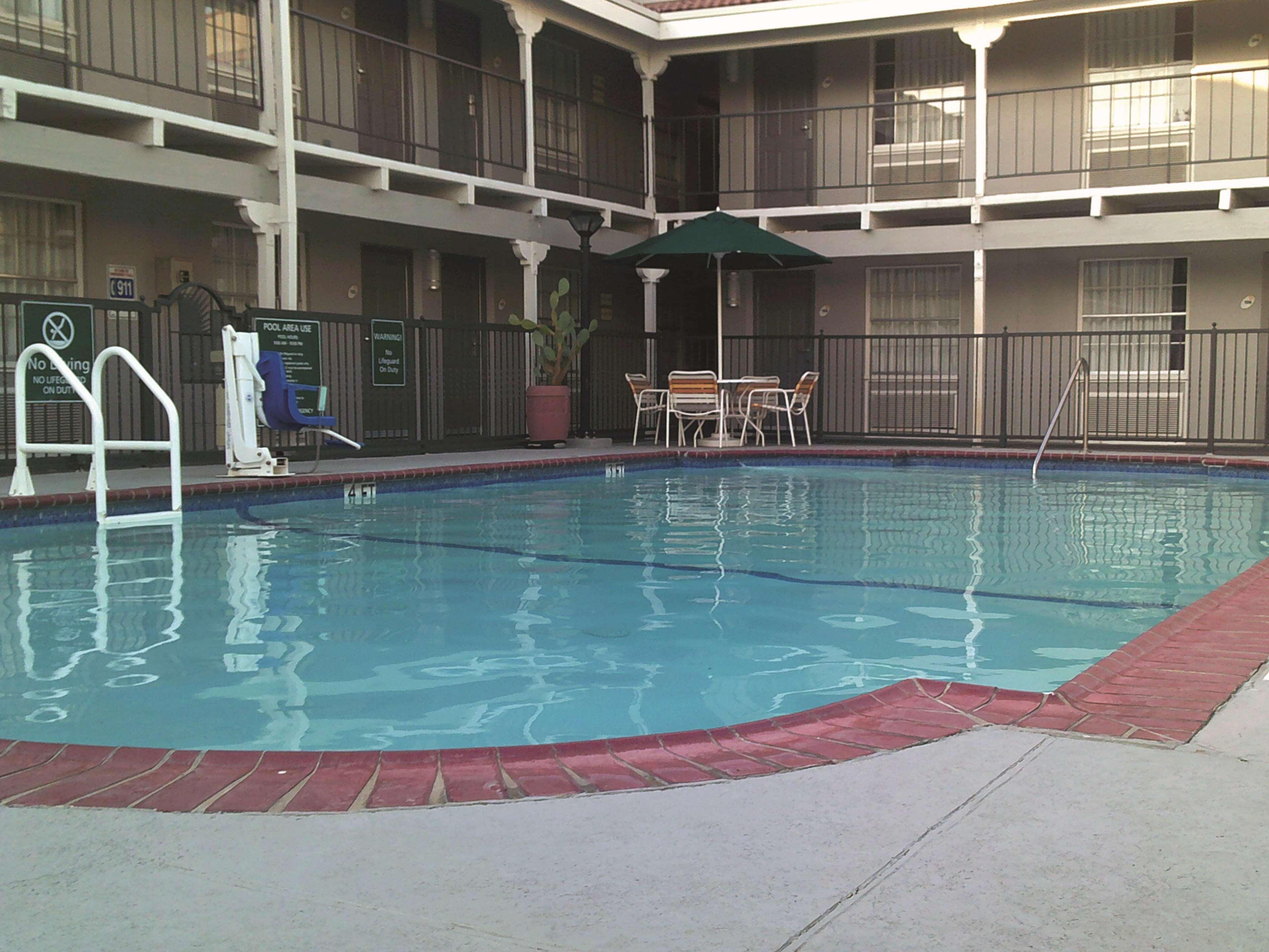 La Quinta Inn By Wyndham Dallas Uptown Exterior photo