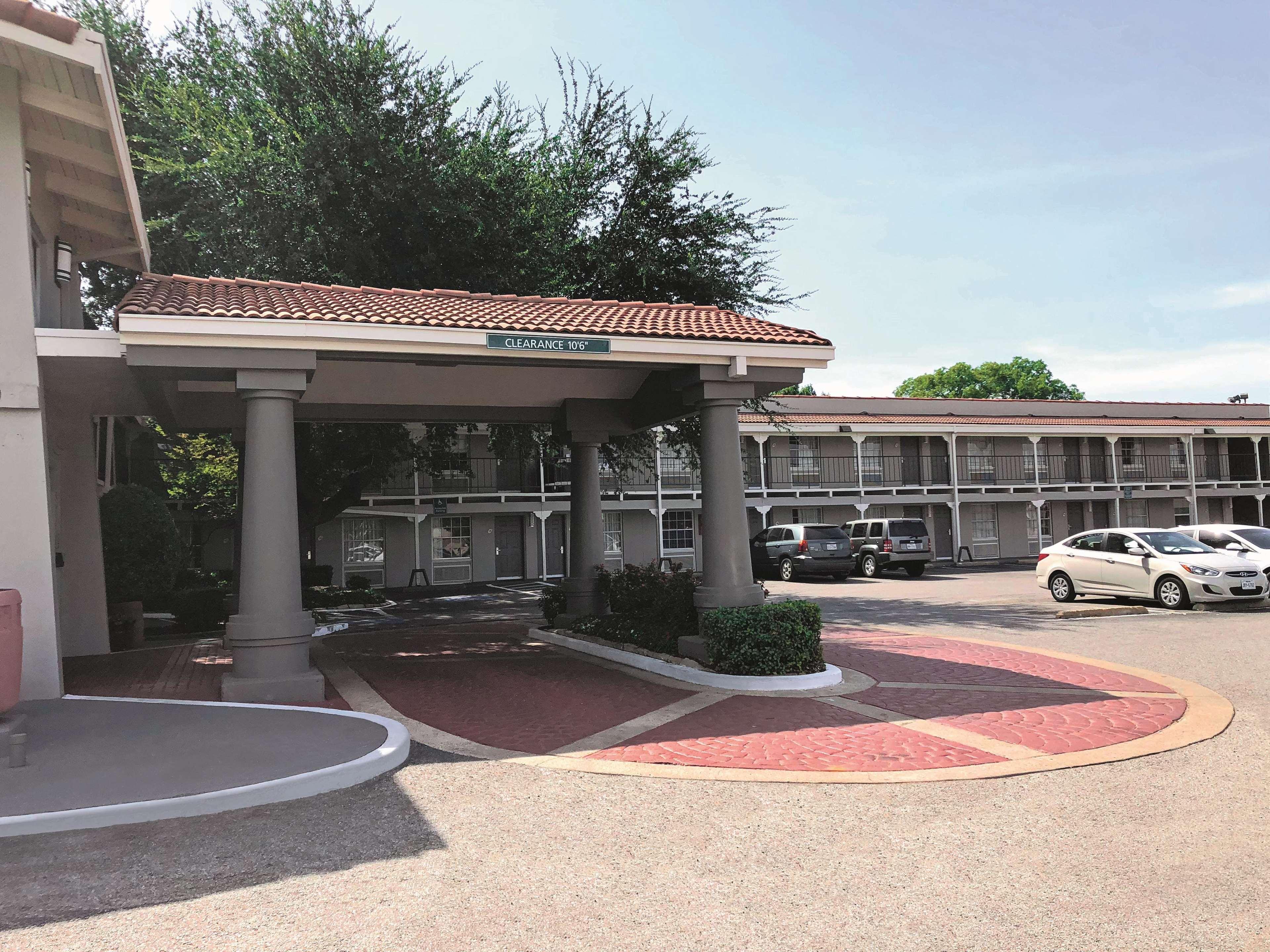 La Quinta Inn By Wyndham Dallas Uptown Exterior photo