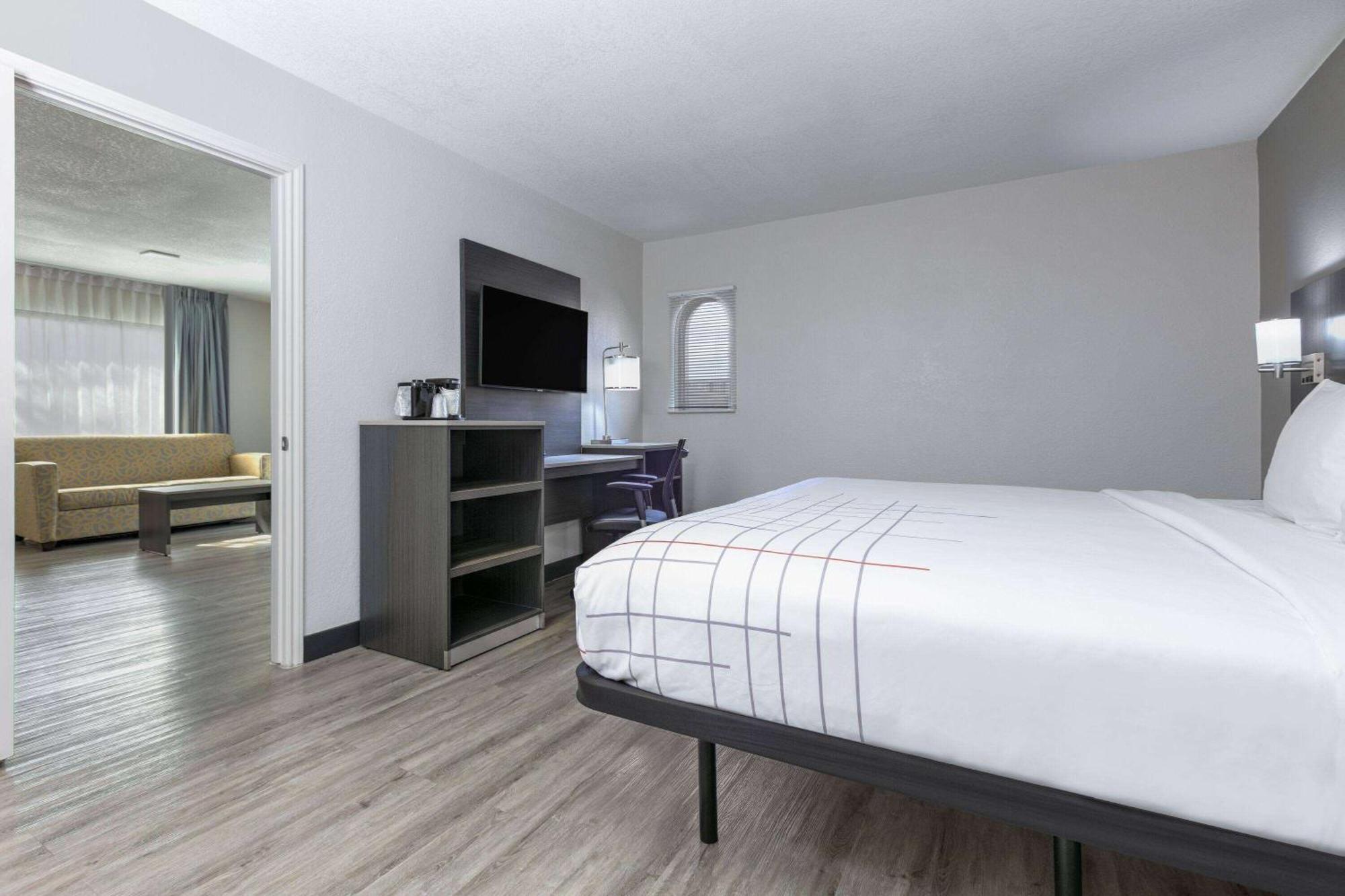 La Quinta Inn By Wyndham Dallas Uptown Exterior photo