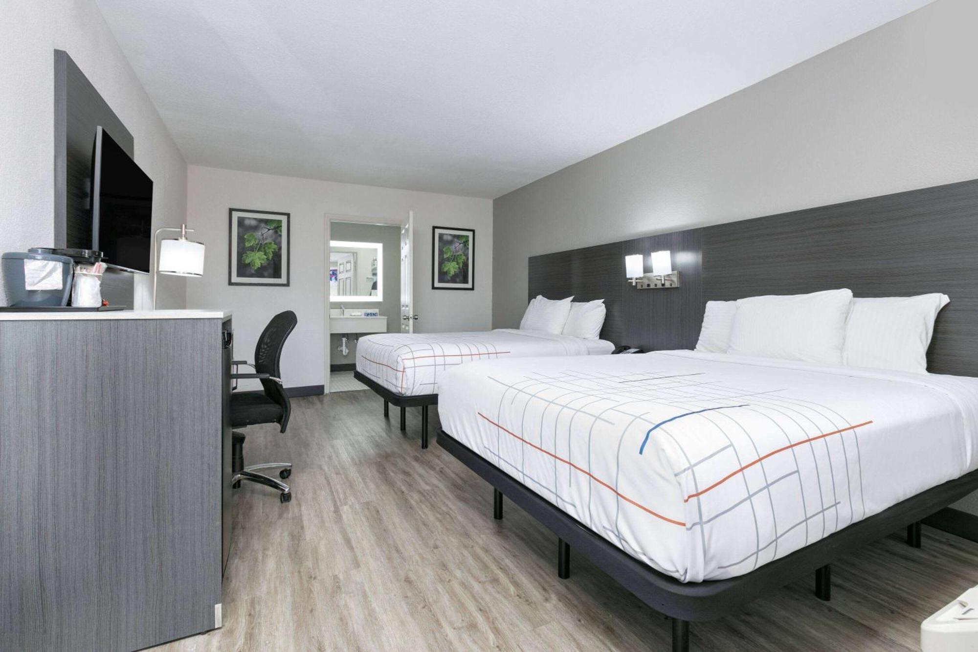 La Quinta Inn By Wyndham Dallas Uptown Exterior photo
