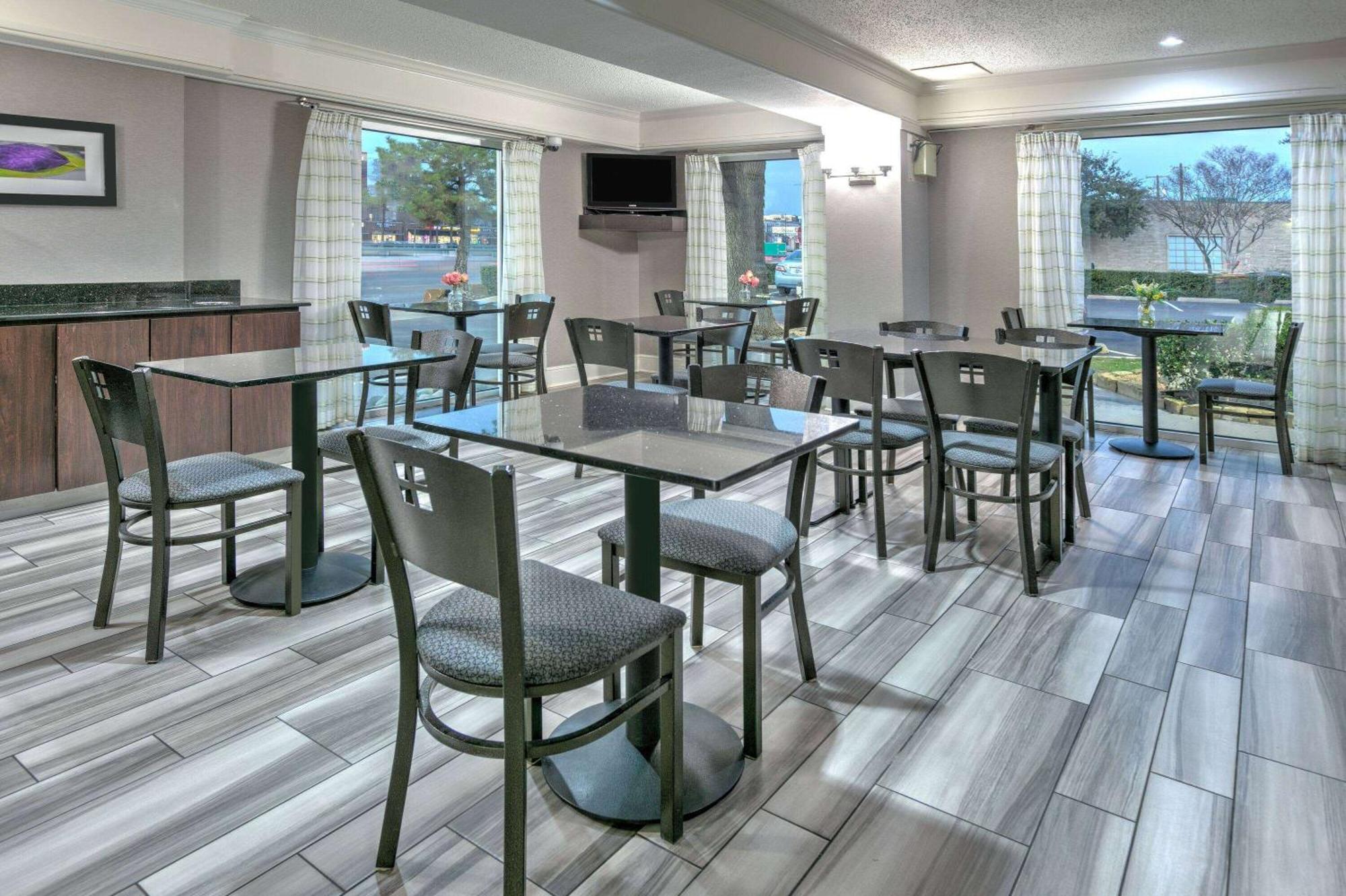 La Quinta Inn By Wyndham Dallas Uptown Exterior photo