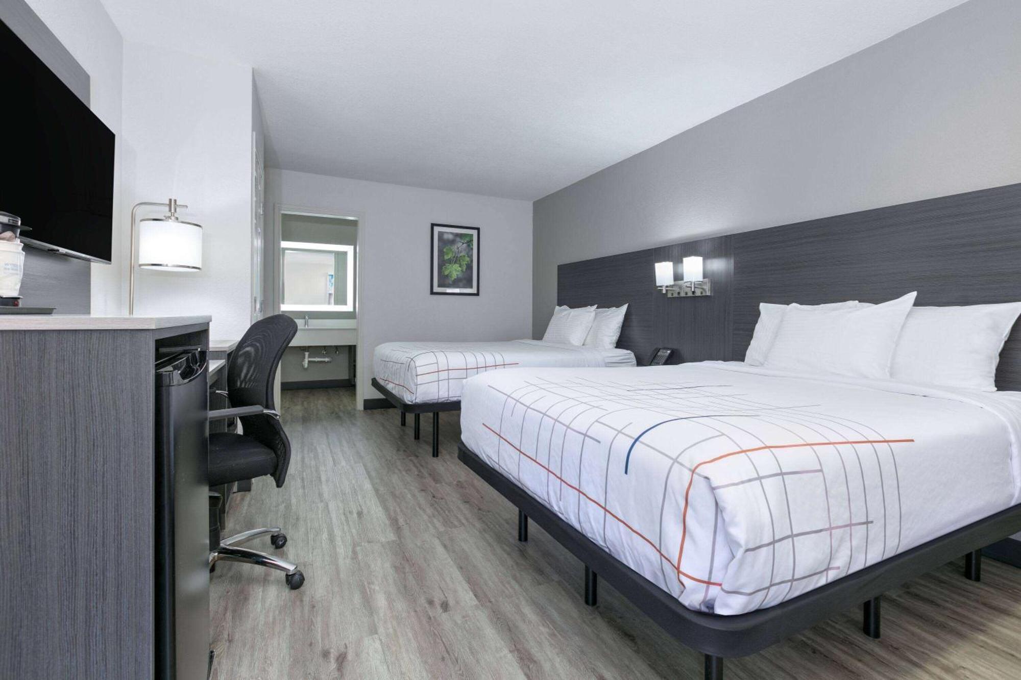 La Quinta Inn By Wyndham Dallas Uptown Exterior photo