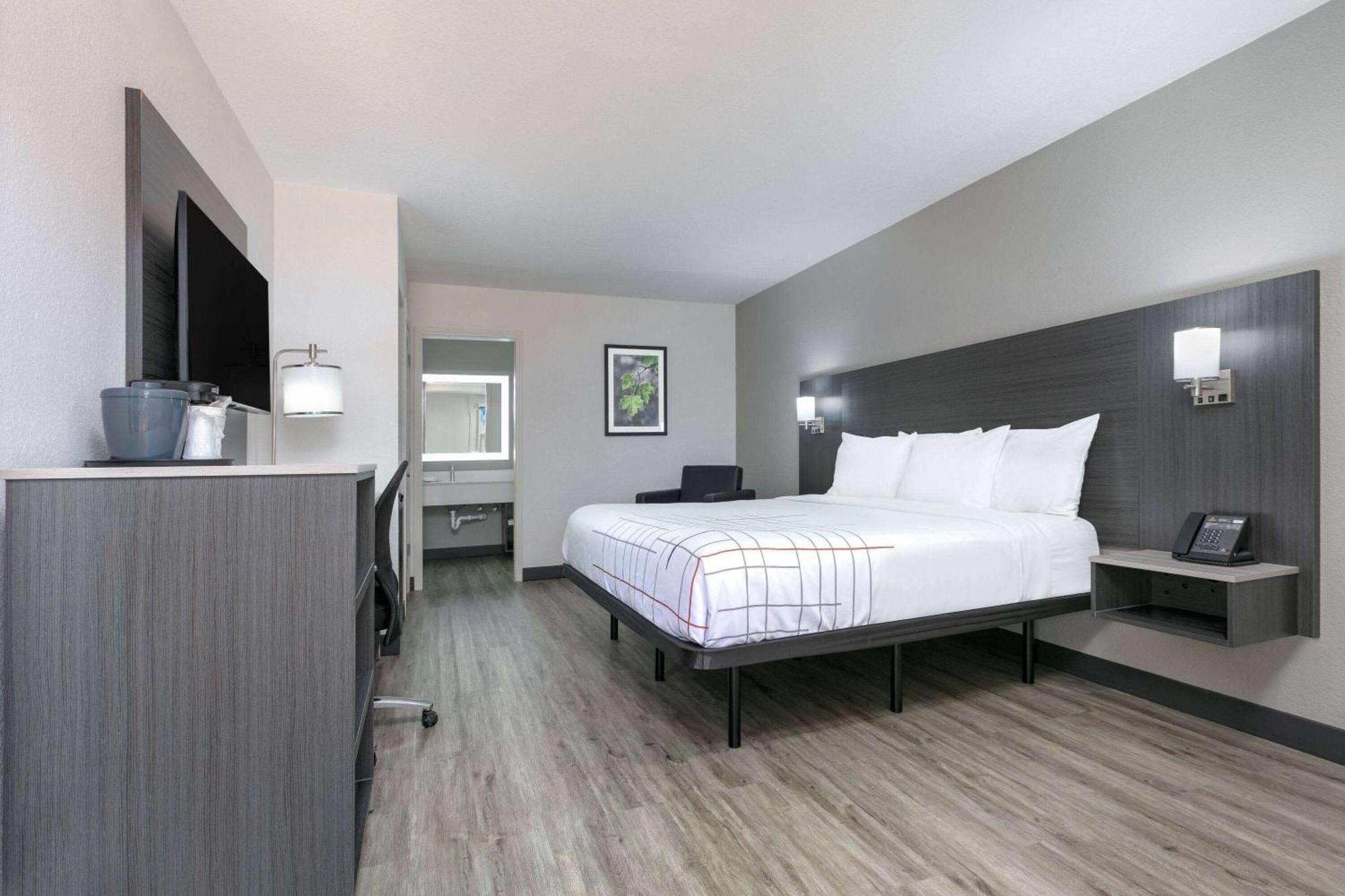 La Quinta Inn By Wyndham Dallas Uptown Exterior photo