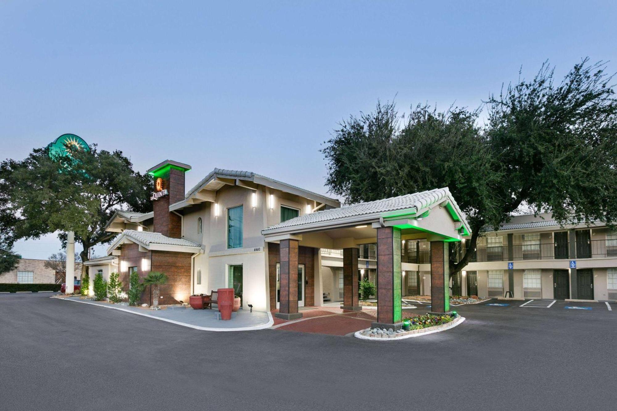 La Quinta Inn By Wyndham Dallas Uptown Exterior photo