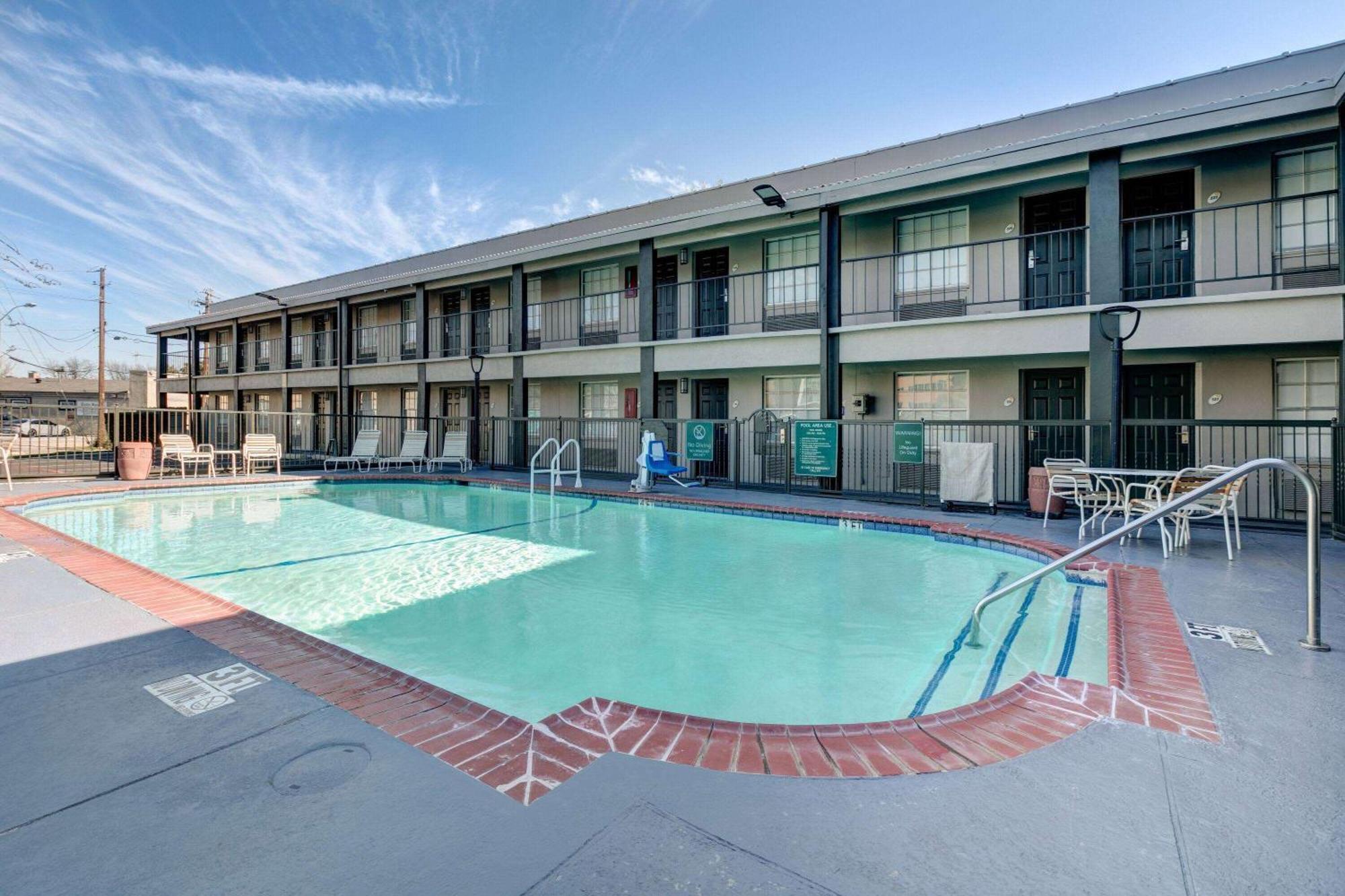 La Quinta Inn By Wyndham Dallas Uptown Exterior photo