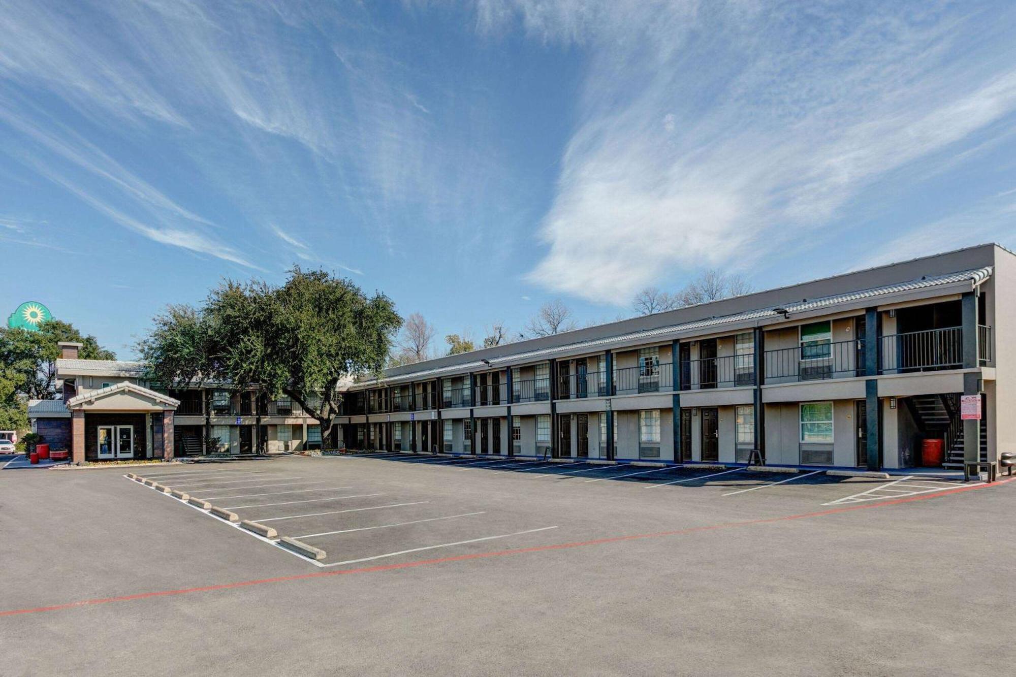 La Quinta Inn By Wyndham Dallas Uptown Exterior photo