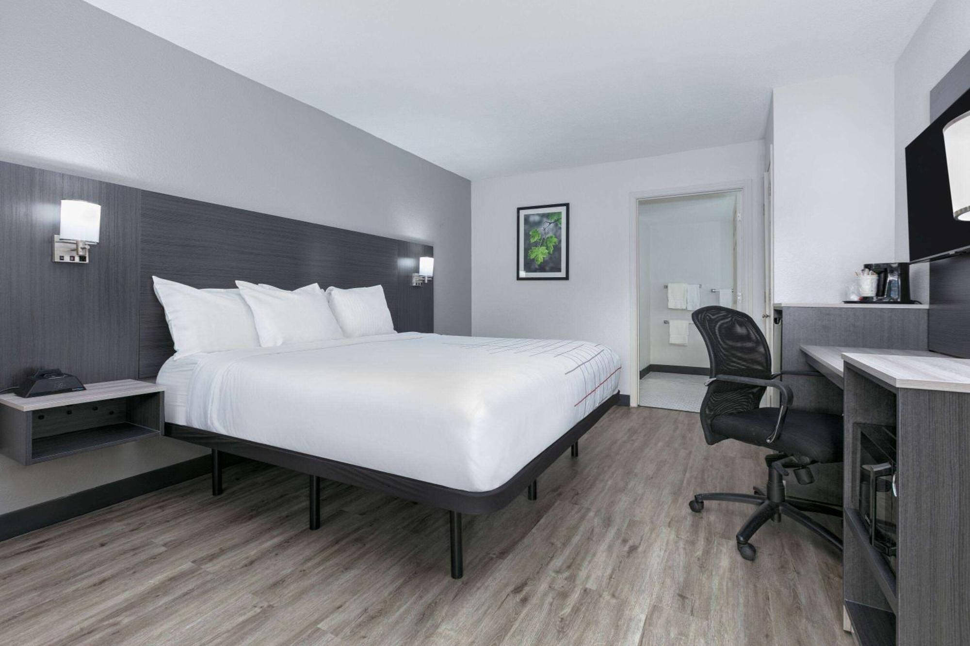 La Quinta Inn By Wyndham Dallas Uptown Exterior photo