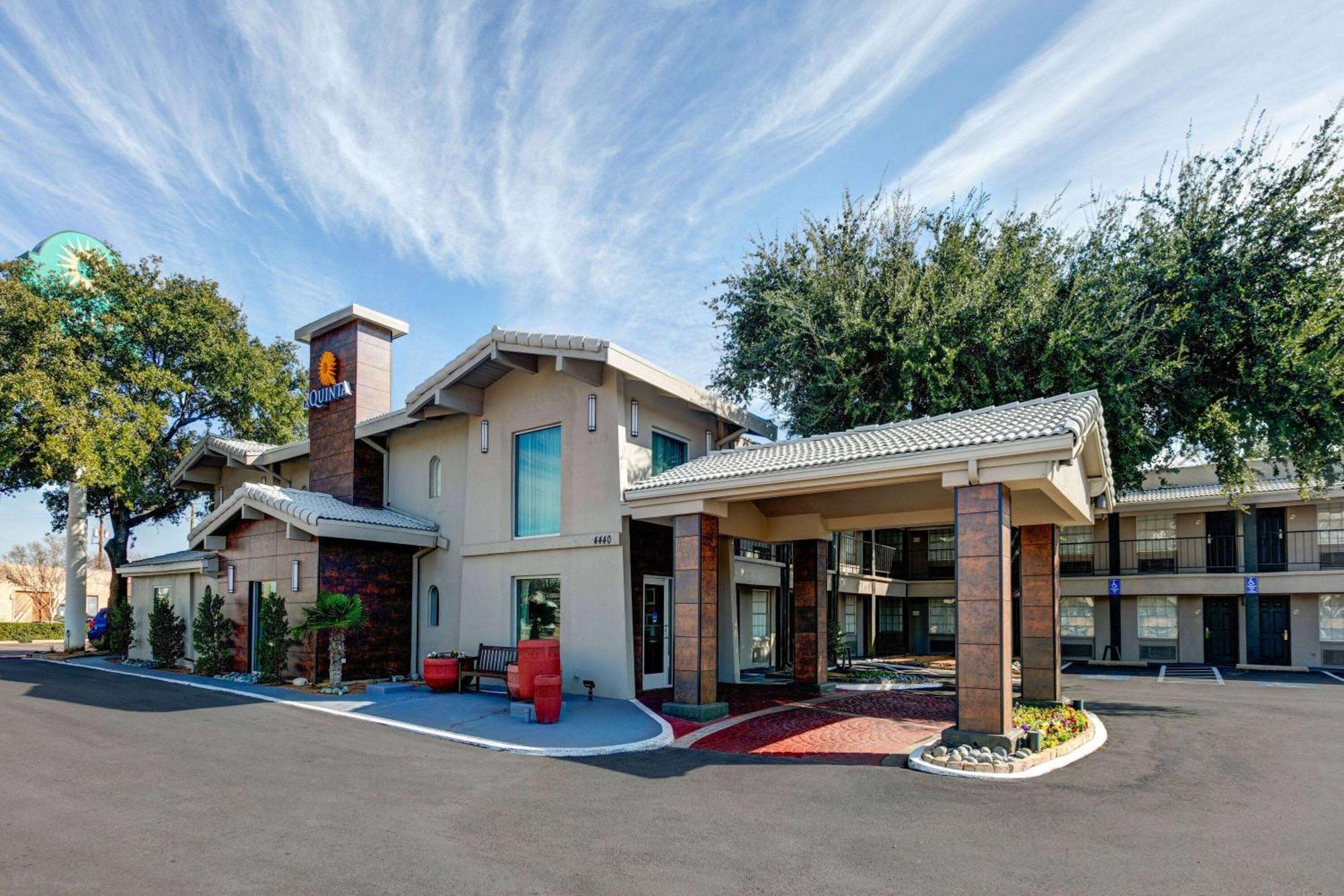 La Quinta Inn By Wyndham Dallas Uptown Exterior photo