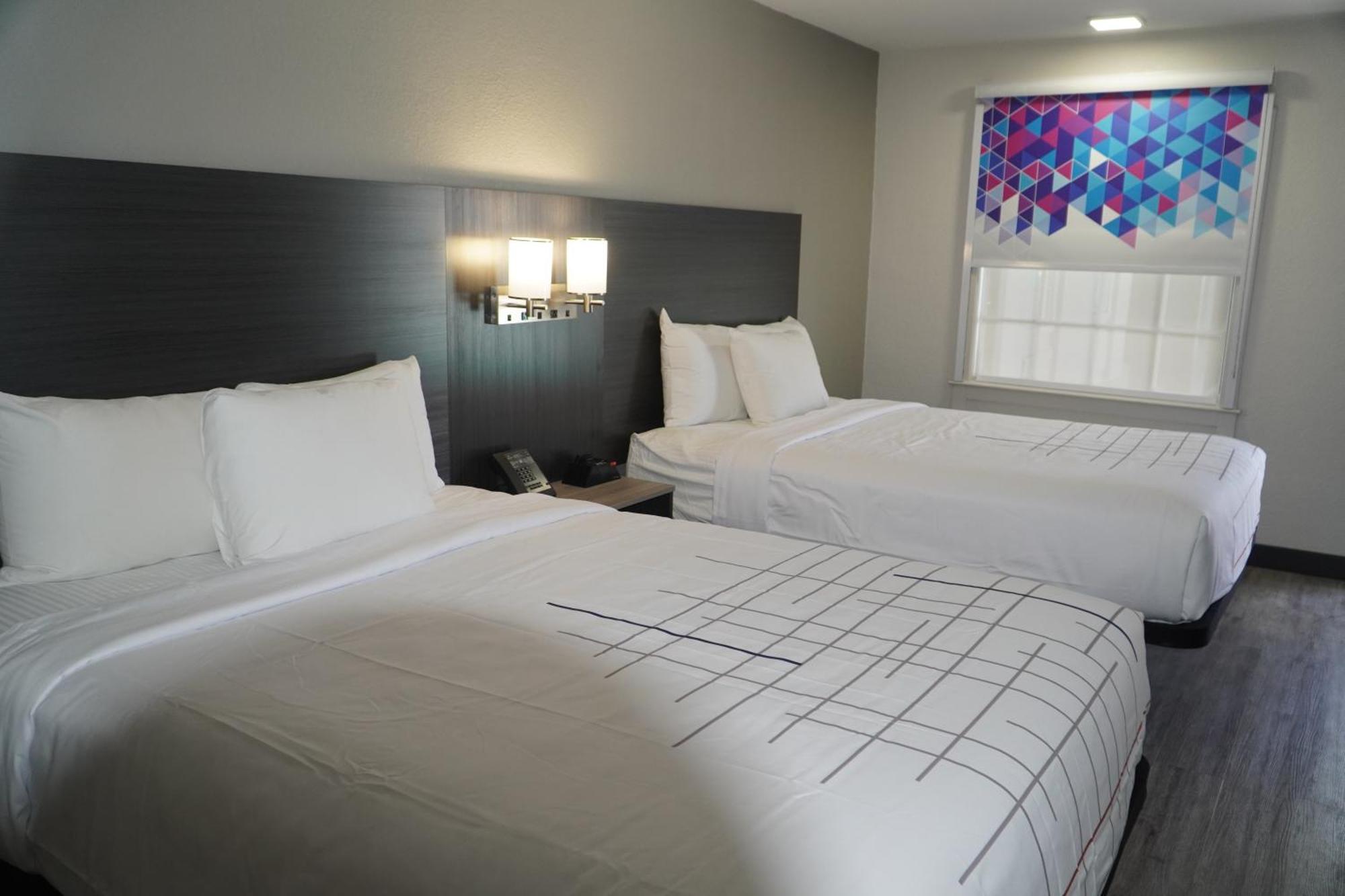 La Quinta Inn By Wyndham Dallas Uptown Exterior photo