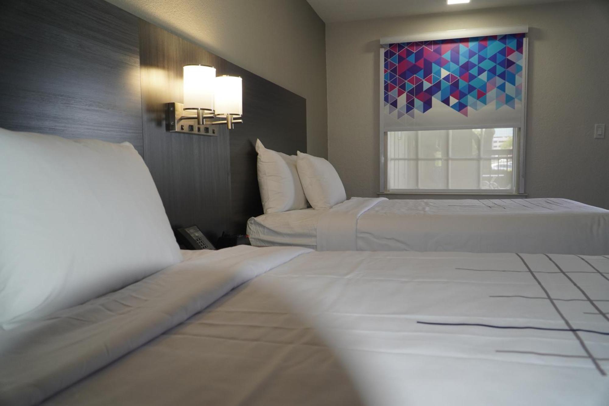 La Quinta Inn By Wyndham Dallas Uptown Exterior photo