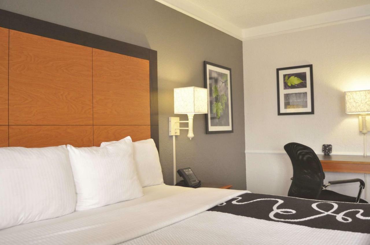 La Quinta Inn By Wyndham Dallas Uptown Exterior photo