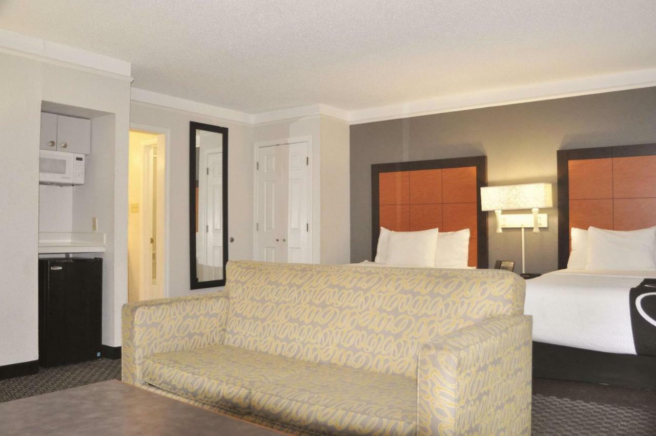 La Quinta Inn By Wyndham Dallas Uptown Exterior photo